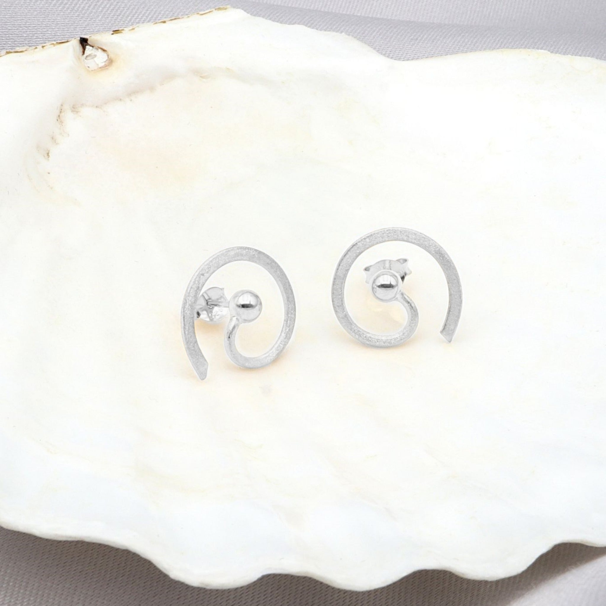 Schneckenförmiger Ohrstecker • Adeel Juwelier • 925er Silber